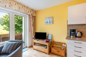 TV, table tennis, stereo