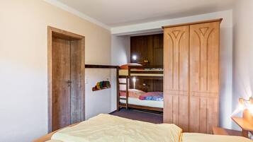 1 bedroom, iron/ironing board, WiFi (free), bed sheets