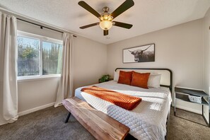2 chambres, bureau, fer et planche à repasser, lit de bébé portatif