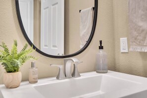 Een douche, een haardroger, handdoeken