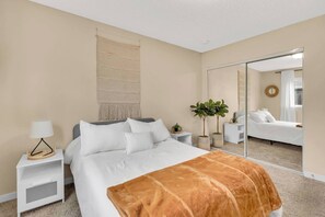 2 habitaciones, tabla de planchar con plancha y ropa de cama