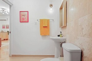 Dusche, Haartrockner, Handtücher, Seife