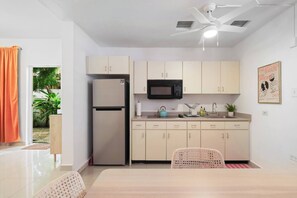 Kühlschrank, Mikrowelle, Herdplatte, Wasserkocher mit Kaffee-/Teezubehör