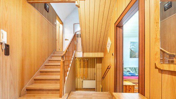 A wooden interior with a staircase leading to a room with a bed and a window. - Apartment 'Messe Hannover' with Shared Terrace, Shared Garden and Wi-Fi (Hannover)