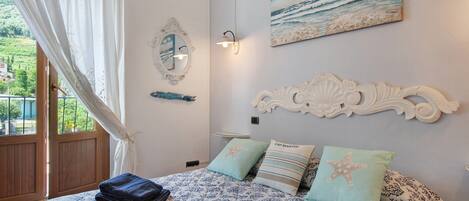 1 bedroom, bed sheets