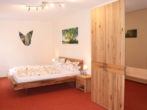 2 slaapkamers, een strijkplank/strijkijzer, gratis wifi, beddengoed