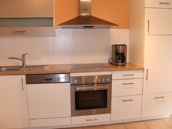 Fridge, oven, stovetop, dishwasher