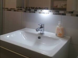 Regadera, secadora de cabello, toallas 