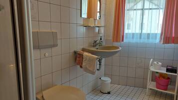 Een douche, een haardroger, handdoeken