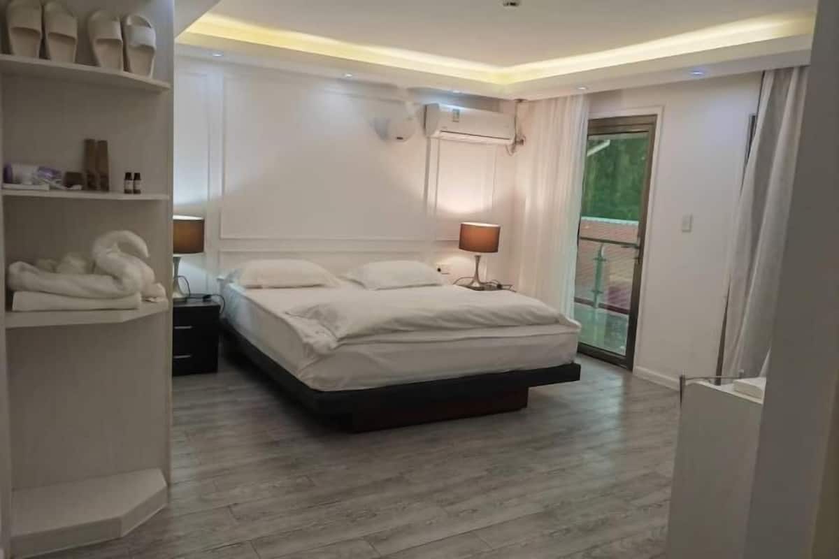 Escritorio, espacio para trabajar con laptop y cortinas blackout