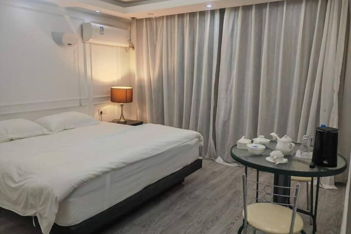 Escritorio, espacio para trabajar con laptop y cortinas blackout