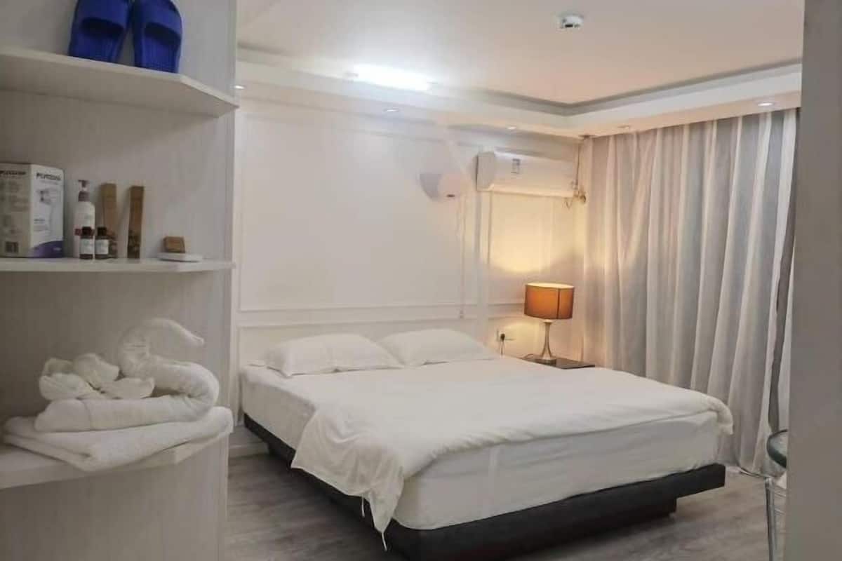 Escritorio, espacio para trabajar con laptop y cortinas blackout