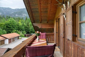 Outdoor dining - Apartment 'Frieder' with Mountain View, Shared Garden and Wi-Fi (Grainau)