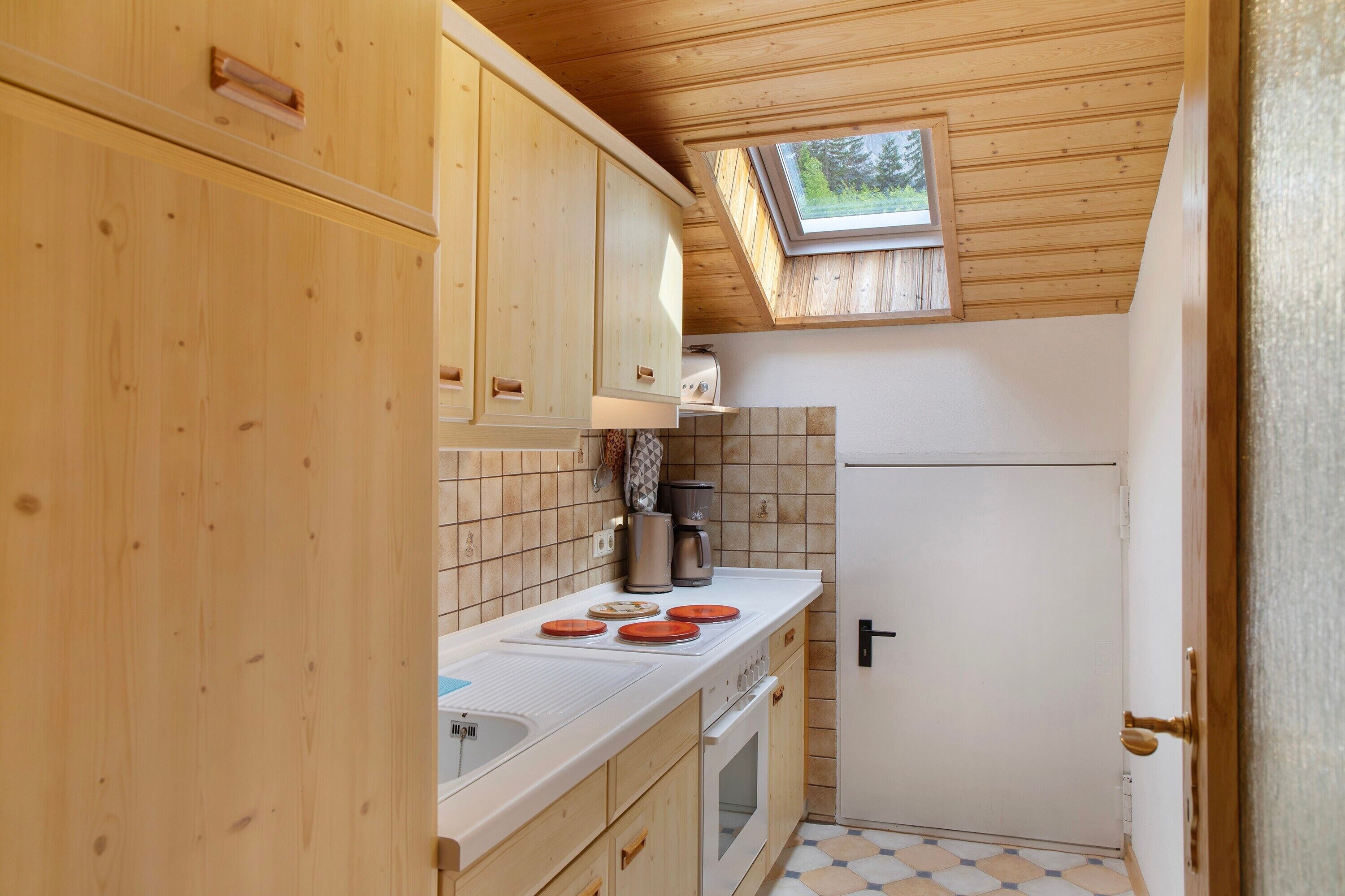 Kühlschrank, Ofen, Herdplatte, Wasserkocher mit Kaffee-/Teezubehör