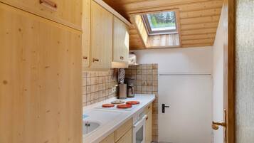 Kühlschrank, Ofen, Herdplatte, Wasserkocher mit Kaffee-/Teezubehör