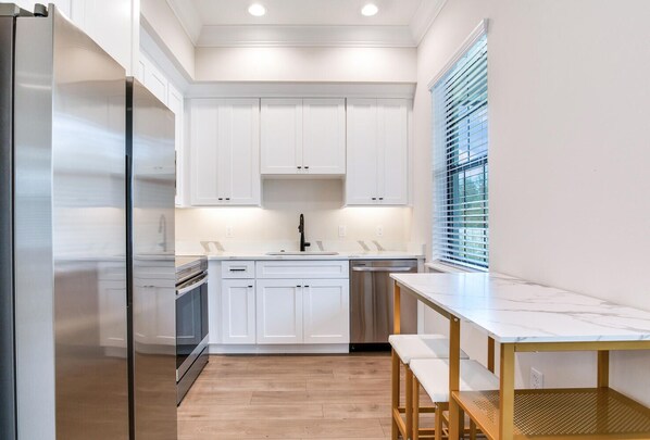 Kjøleskap, mikrobølgeovn, ovn og kokeplater