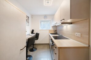 Frigorifero, microonde, forno, piano cottura