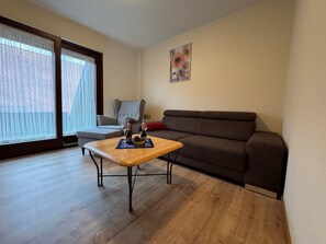 TV - Apartment 'Wein- Und Vesperstube' with Private Terrace and Wi-Fi (Vogtsburg)