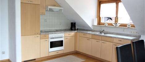 Jääkaappi, uuni, liesi, vedenkeitin