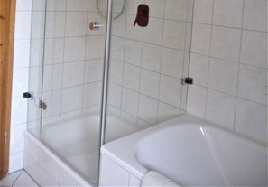 Shower, hair dryer, towels - Apartment 'Seeblick' with Shared Garden, Balcony and Wi-Fi (Lindau)