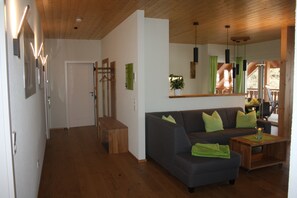 TV, ping pong, stereo - Apartment 'Eichentraum' with Mountain View, Shared Garden and Wi-Fi (Ibach)