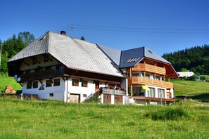 Exterior - Apartment 'Eichentraum' with Mountain View, Shared Garden and Wi-Fi (Ibach)