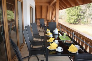 Outdoor dining - Apartment 'Eichentraum' with Mountain View, Shared Garden and Wi-Fi (Ibach)
