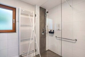 Dusche, Haartrockner, Handtücher