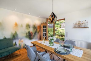 Dining - Apartment 'Ferienwohnung S'Raubers' with Private Terrace, Private Garden and Wi-Fi (Bühlertal)