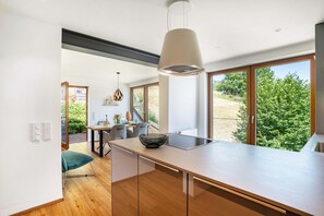 Fridge, oven, stovetop, dishwasher - Apartment 'Ferienwohnung S'Raubers' with Private Terrace, Private Garden and Wi-Fi (Bühlertal)