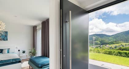Ferienwohnung 'Luftige Auszeit' mit Bergblick, privater Terrasse und Wi-Fi