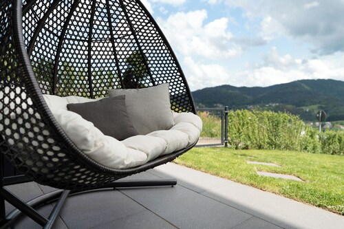 Ferienwohnung 'Luftige Auszeit' mit Bergblick, privater Terrasse und Wi-Fi