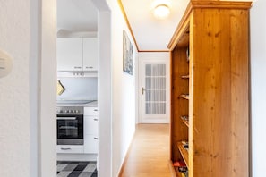 Jääkaappi, uuni, liesi, astianpesukone