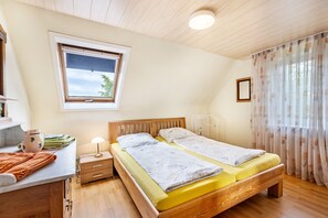2 bedrooms, free WiFi, bed sheets - Apartment 'Gita' with Lake View, Private Garden and Wi-Fi (Öhningen)