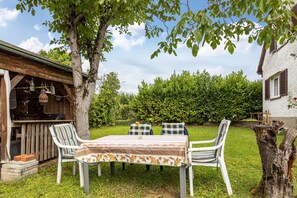 Outdoor dining - Apartment 'Gita' with Lake View, Private Garden and Wi-Fi (Öhningen)