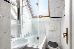 Shower, hair dryer, towels - Apartment 'Gita' with Lake View, Private Garden and Wi-Fi (Öhningen)