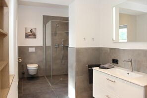 Douche, séchoir à cheveux, serviettes fournies