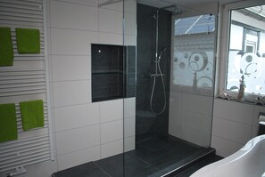 Dusche, Haartrockner, Handtücher