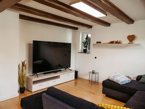 TV, fireplace - Apartment 'Wennetal' with Shared Terrace, Shared Garden and Wi-Fi (Schmallenberg)