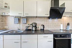 Frigorifero, forno, piano cottura, lavastoviglie