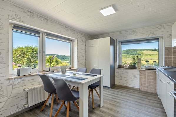 Fridge, oven, stovetop, dishwasher