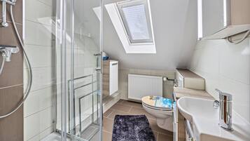 Dusche, Haartrockner, Handtücher