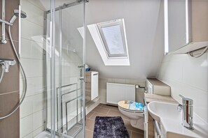 Shower, hair dryer, towels - Apartment 'Ferienwohnung Schilling' with Wi-Fi (Hameln)