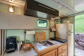 Fridge, stovetop, coffee/tea maker, electric kettle - Caravan 'Poolhouse' with Mountain View, Private Pool and Wi-Fi (Bad Wildbad)