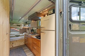Fridge, stovetop, coffee/tea maker, electric kettle - Caravan 'Poolhouse' with Mountain View, Private Pool and Wi-Fi (Bad Wildbad)