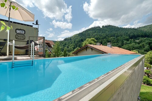 Wohnwagen 'Poolhouse' mit Bergblick, privatem Pool und Wi-Fi