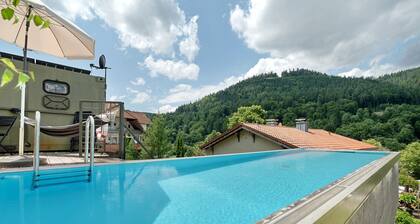 Wohnwagen 'Poolhouse' mit Bergblick, privatem Pool und Wi-Fi