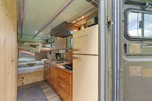 Fridge, stovetop, coffee/tea maker, electric kettle