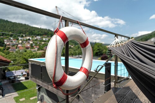 Wohnwagen 'Poolhouse' mit Bergblick, privatem Pool und Wi-Fi