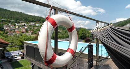 Wohnwagen 'Poolhouse' mit Bergblick, privatem Pool und Wi-Fi